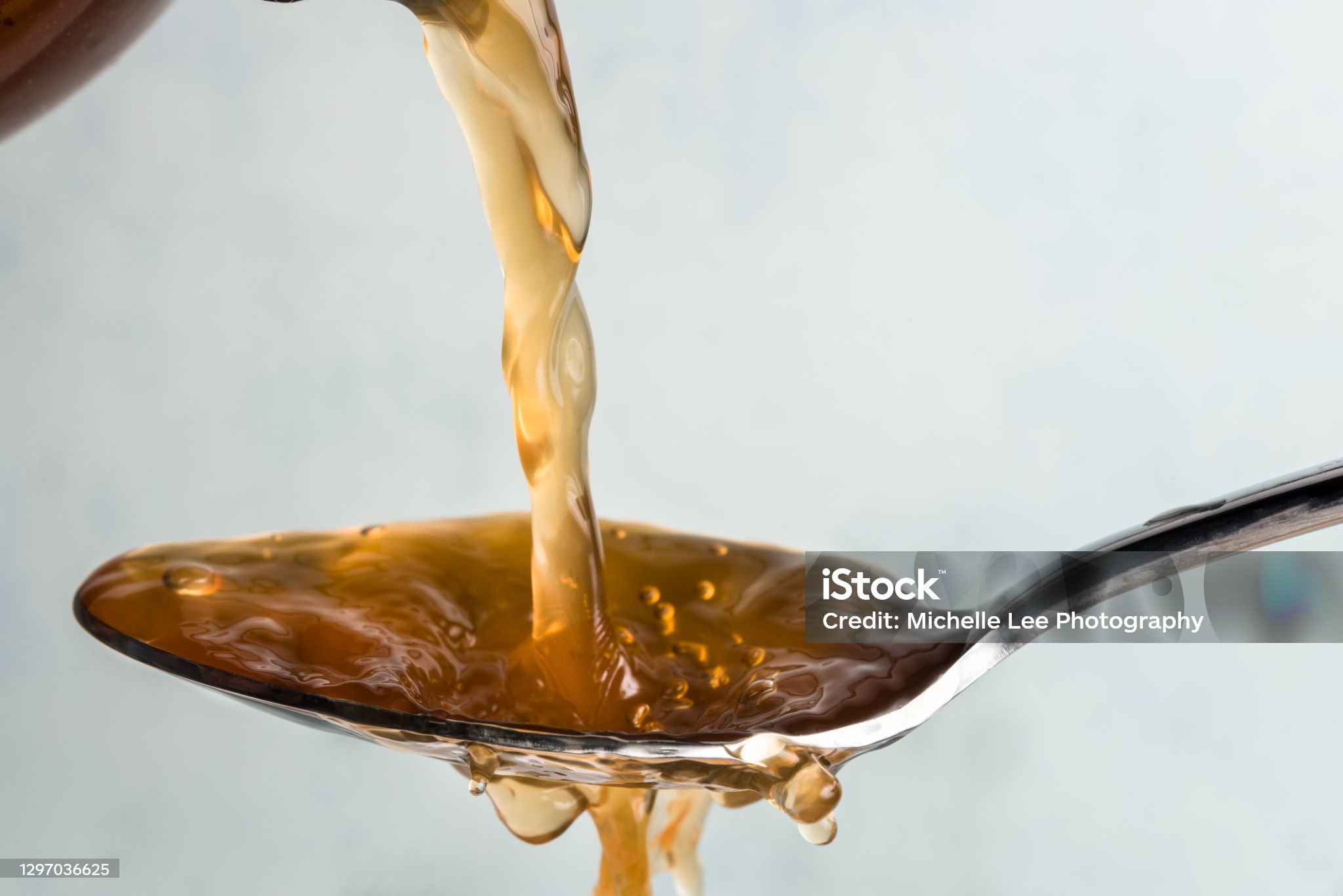 사과식초를 숟가락에 붓는 모습