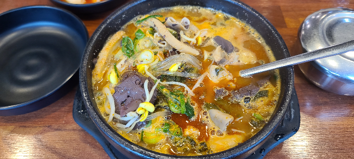 상대원동 해장국 장수본가해장국 양선지해장국 밑반찬 깍두기 배추김치 선지 양 곱창