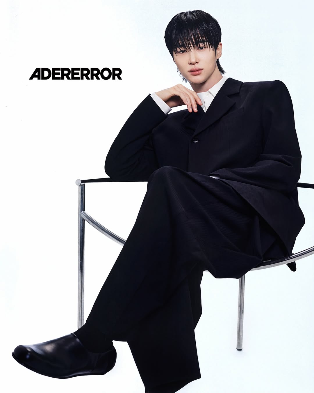 블랙수트에 화이트 셔츠를 입은 변우석 화보