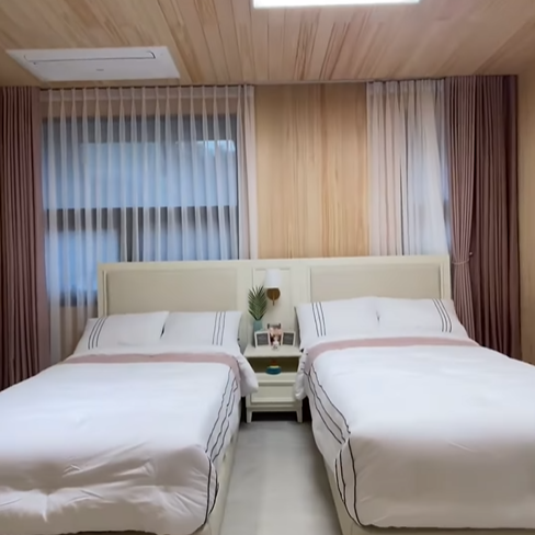 방에 짐대를 2개를 놓아도 공간이 남을 정도 입니다.