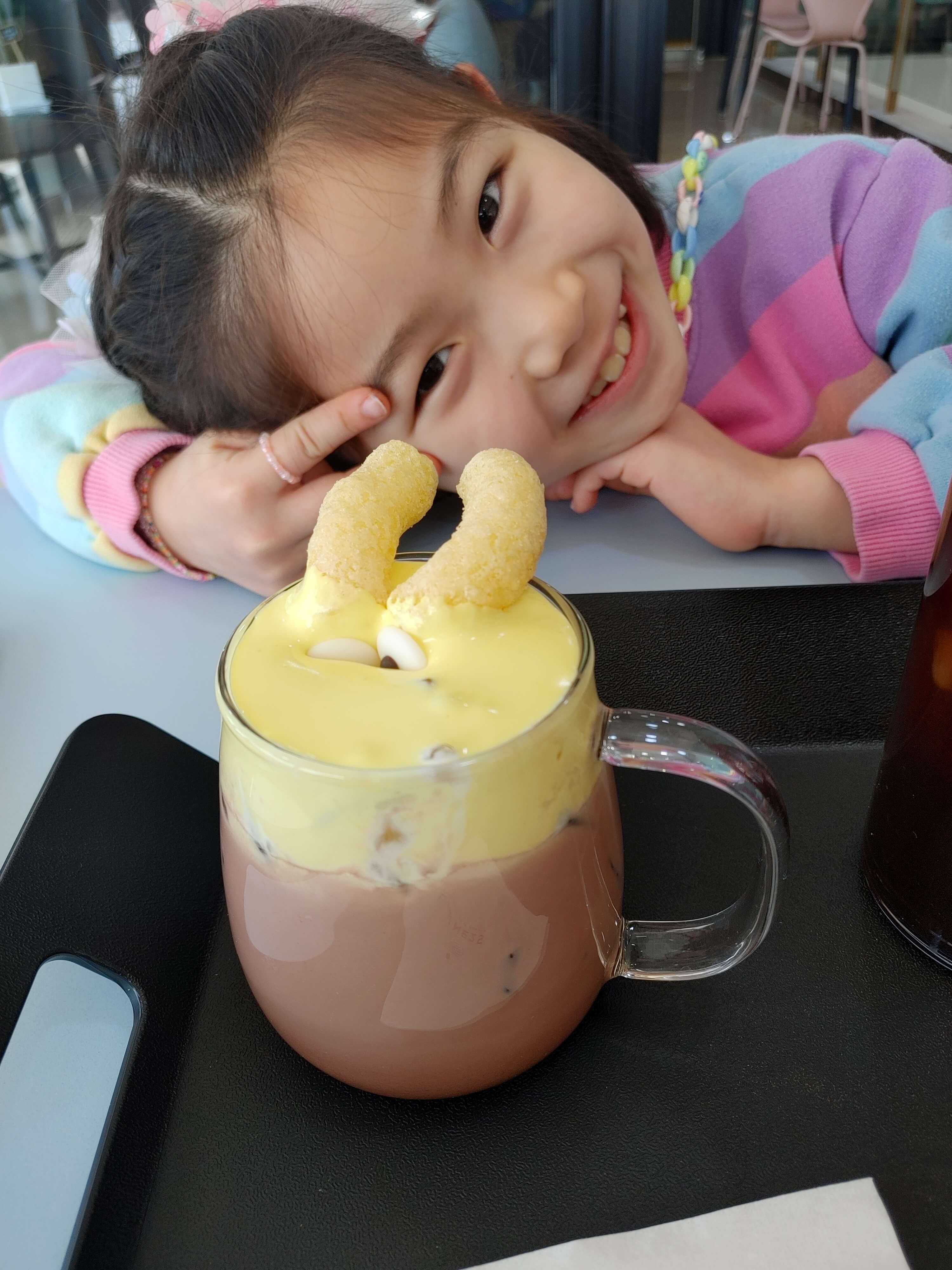 김해_강변뷰카페_라인25_음료_및_빵_주문