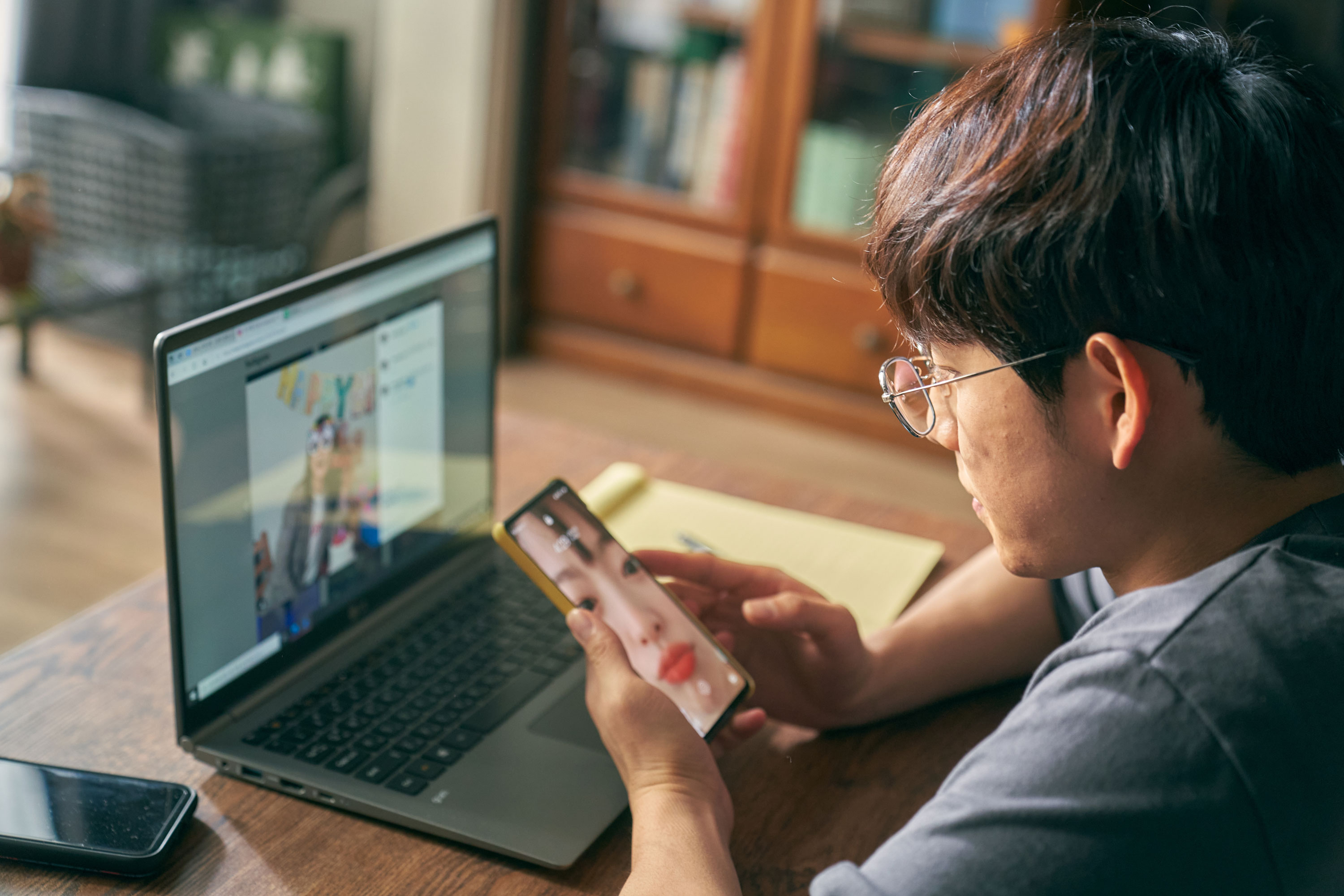 영화-스마트폰을-떨어뜨렸을-뿐인데-스틸컷