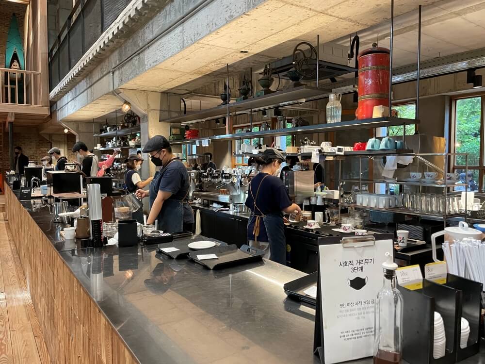 강릉-테라로사-커피공장-본점-바리스타-모습