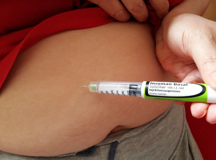 배에 다이어트 주사를 맞고 있는 모습