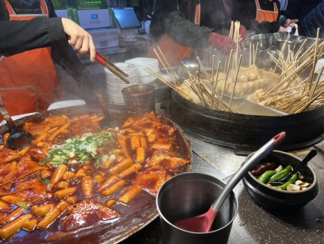 해운대시장 상국이네 분식집 대표 메뉴인 떡볶이와 오뎅이 함께 담긴 메인 음식 사진, 백종원 3대천왕에 소개된 웨이팅 필수 부산 분식 맛집