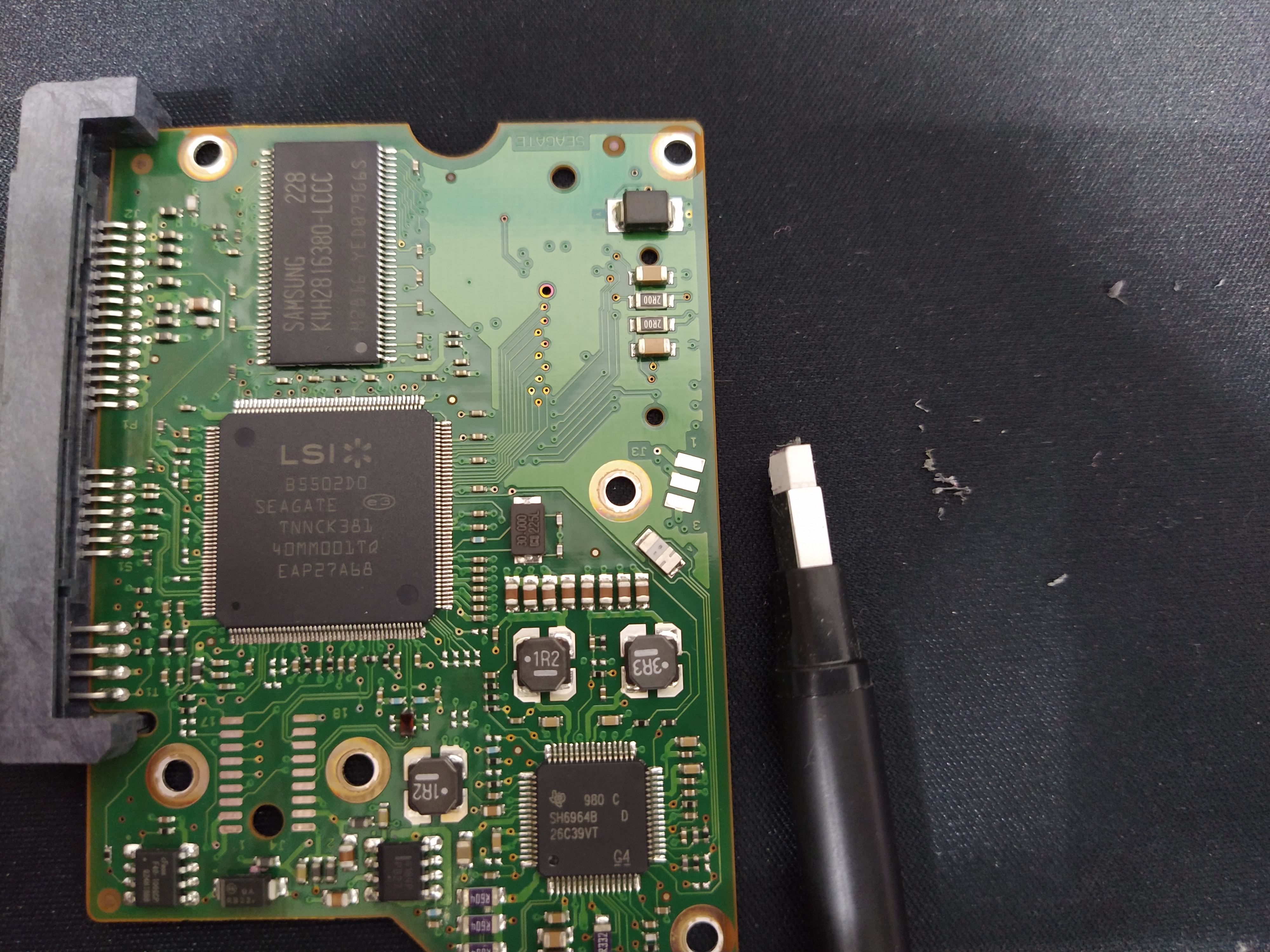 하드디스크 기판 청소 장면