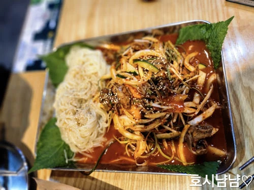 누나홀닭 하남풍산점 쫄뱅이 – 매콤달콤한 양념에 쫄면과 골뱅이가 어우러진 인기 사이드 메뉴