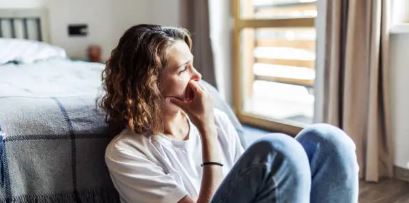 고민중인 여성 사진