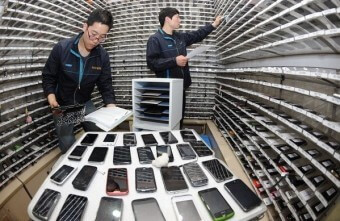 지하철-분실물-센터에서-수백개의-휴대폰중-내것을-찾고있는-사람들