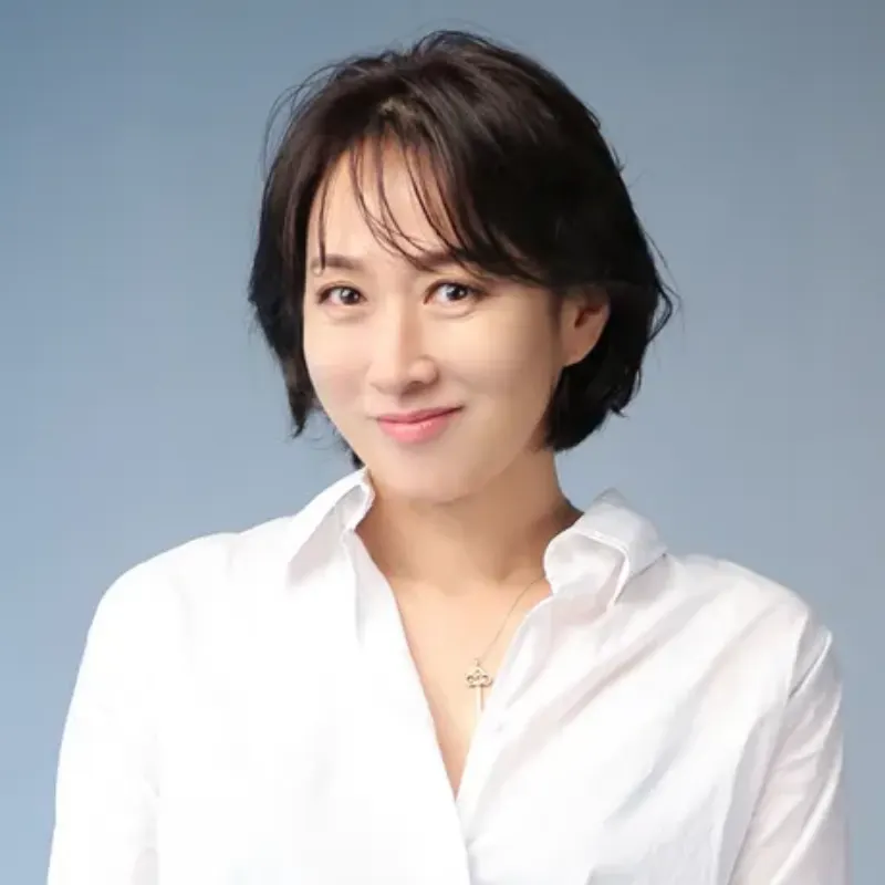 파랑배경에 흰셔츠를 입고 미소짓는 오랫동안 당신을 기다렸습니다 백미자