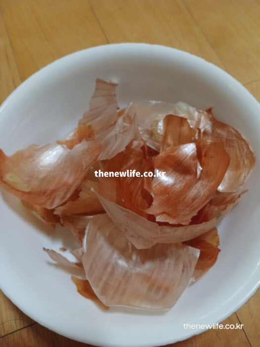 액체 형태로 즐길 수 있는 최고의 고지혈증에 좋은 음식으로서 노폐물 배출을 돕는 양파껍질차 실물 사진.