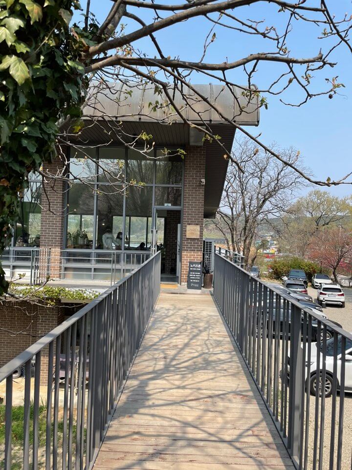 카페-피어라-실내-좌석-모습