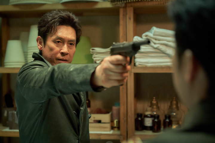 총을들고서있는설경구