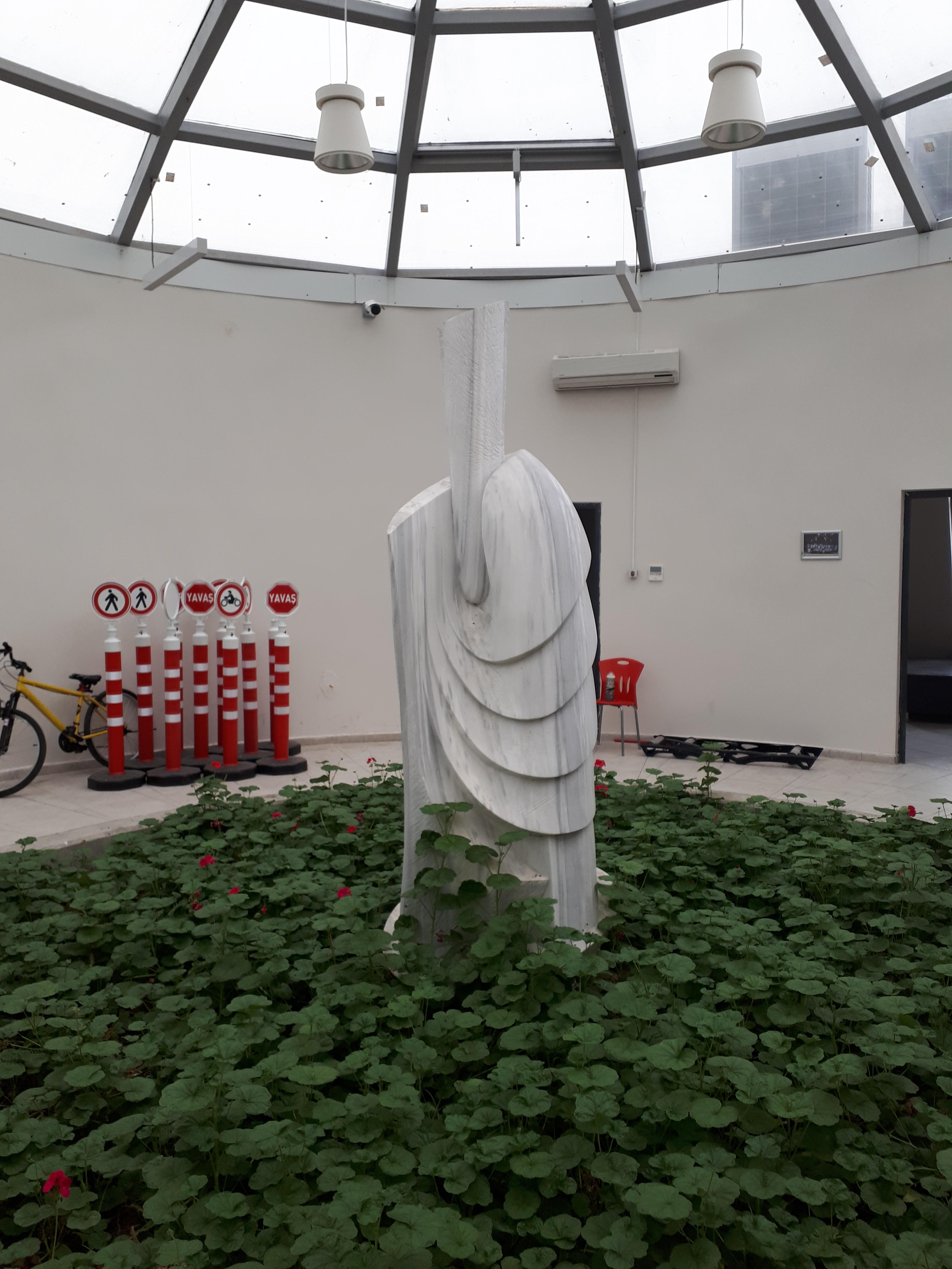 튀르키예 휘네부르가즈 자전거 학교 내부 조형물