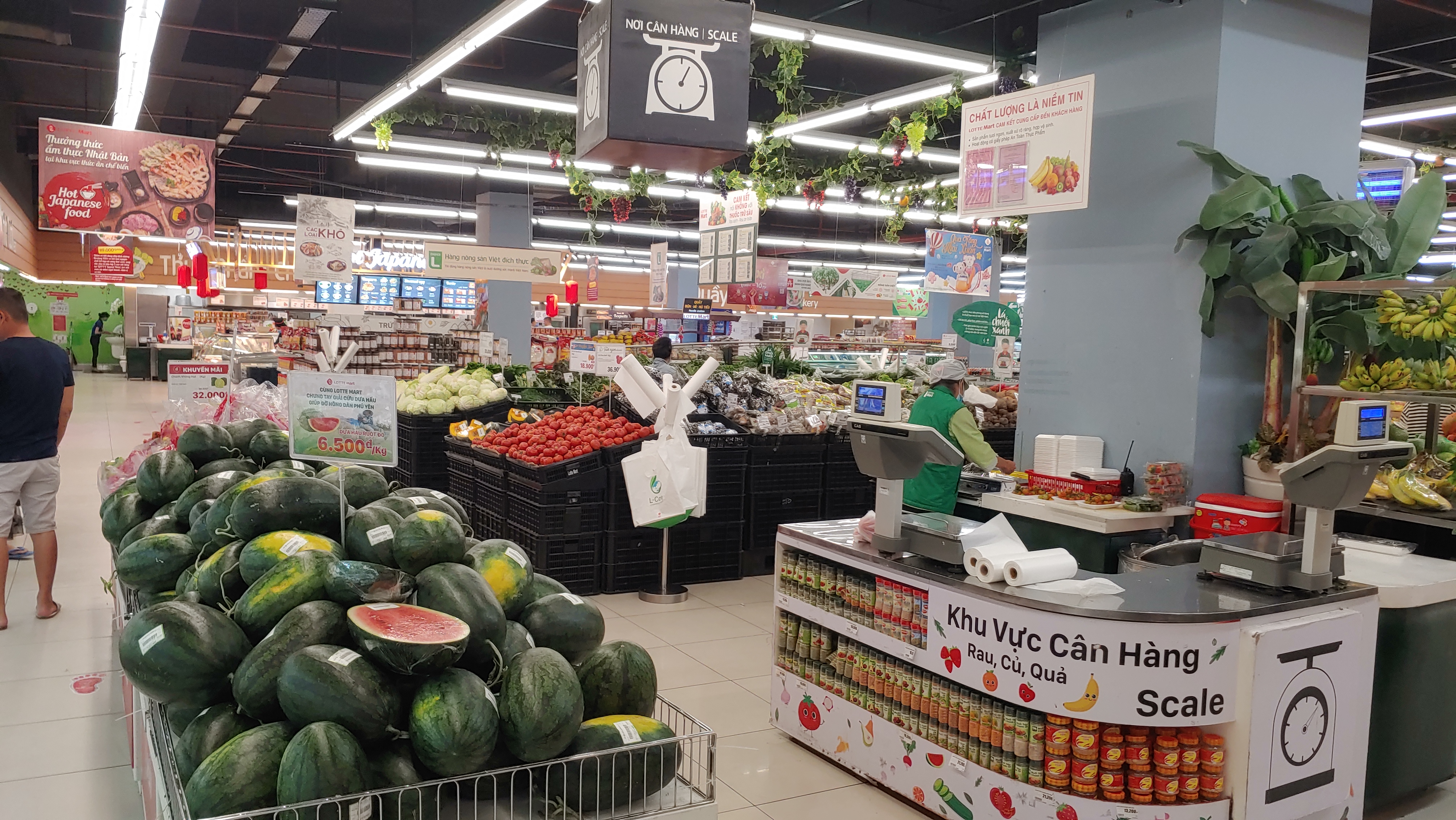 수박을 비롯하 다양한 열대과일과 상품들