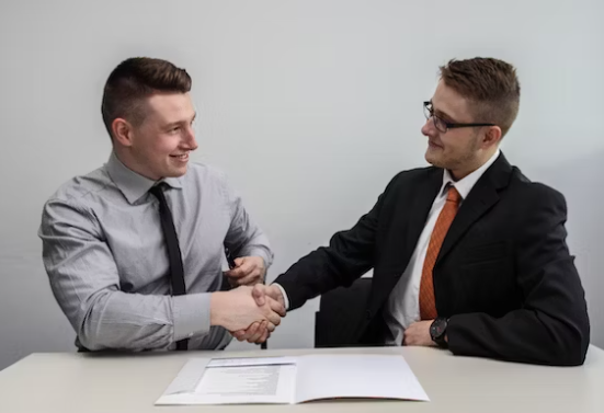 두-남자가-제3자를-위한-계약을-하고-악수를-하고-있다