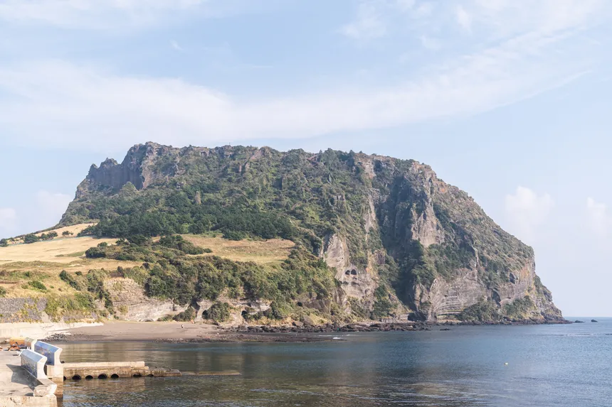 성산일출봉 정상에서 바라본 제주 바다와 분화구의 절경