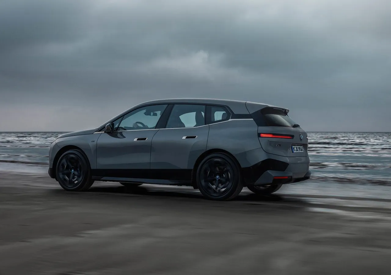 BMW IX M60 차량 이미지