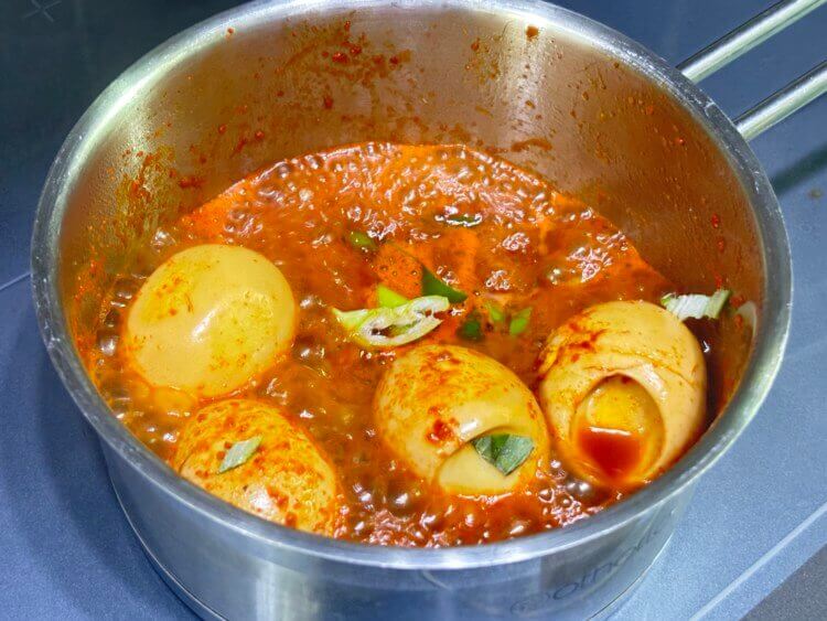 냄비에 끓고 있는 계란볶이