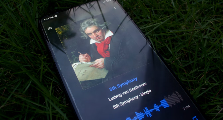 베토벤 음악이 흘러나오는 핸드폰 사진