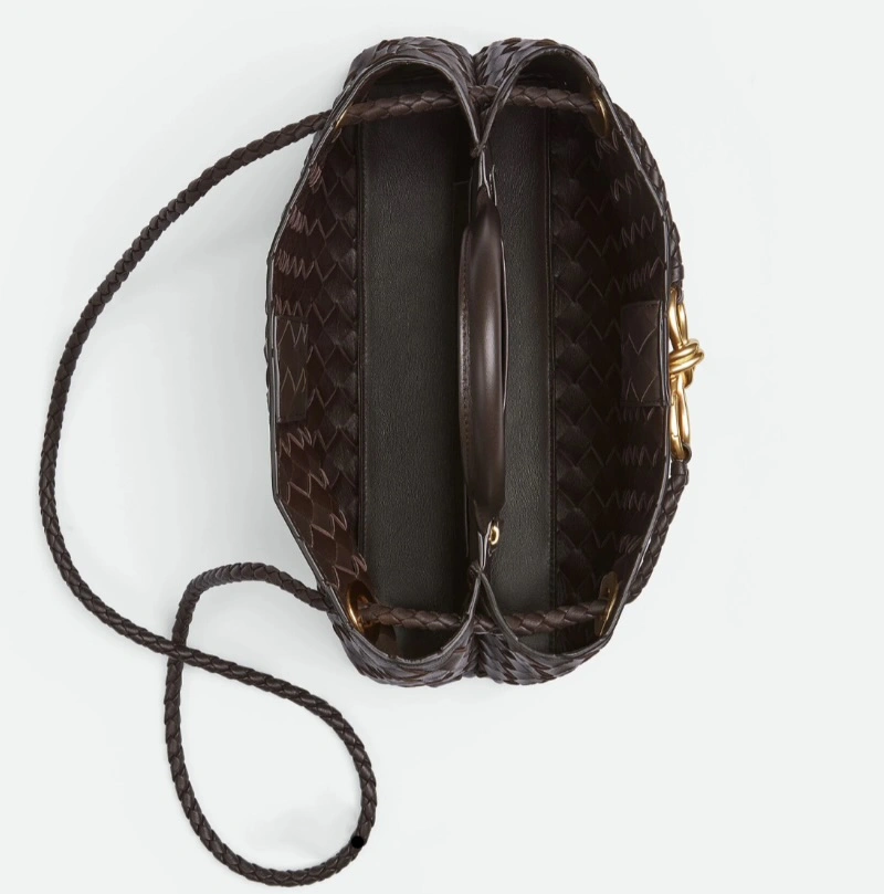 이영애 보테가, 이영애 보테가 베네타, 이영애 보테가 베네타 안디아모, 이영애 보테가 베네타 씨타백, 이영애 보테가 베네타 캄파나백, 보테가 베네타 가방, 보테가 베네타 스웨이드 백, 조용한 럭셔리 패션, 조용한 럭셔리 스타일, 4050 명품룩, 50대 명품 패션, 미니멀 명품백, 2025 가을 가방, 2025 패션 트렌드