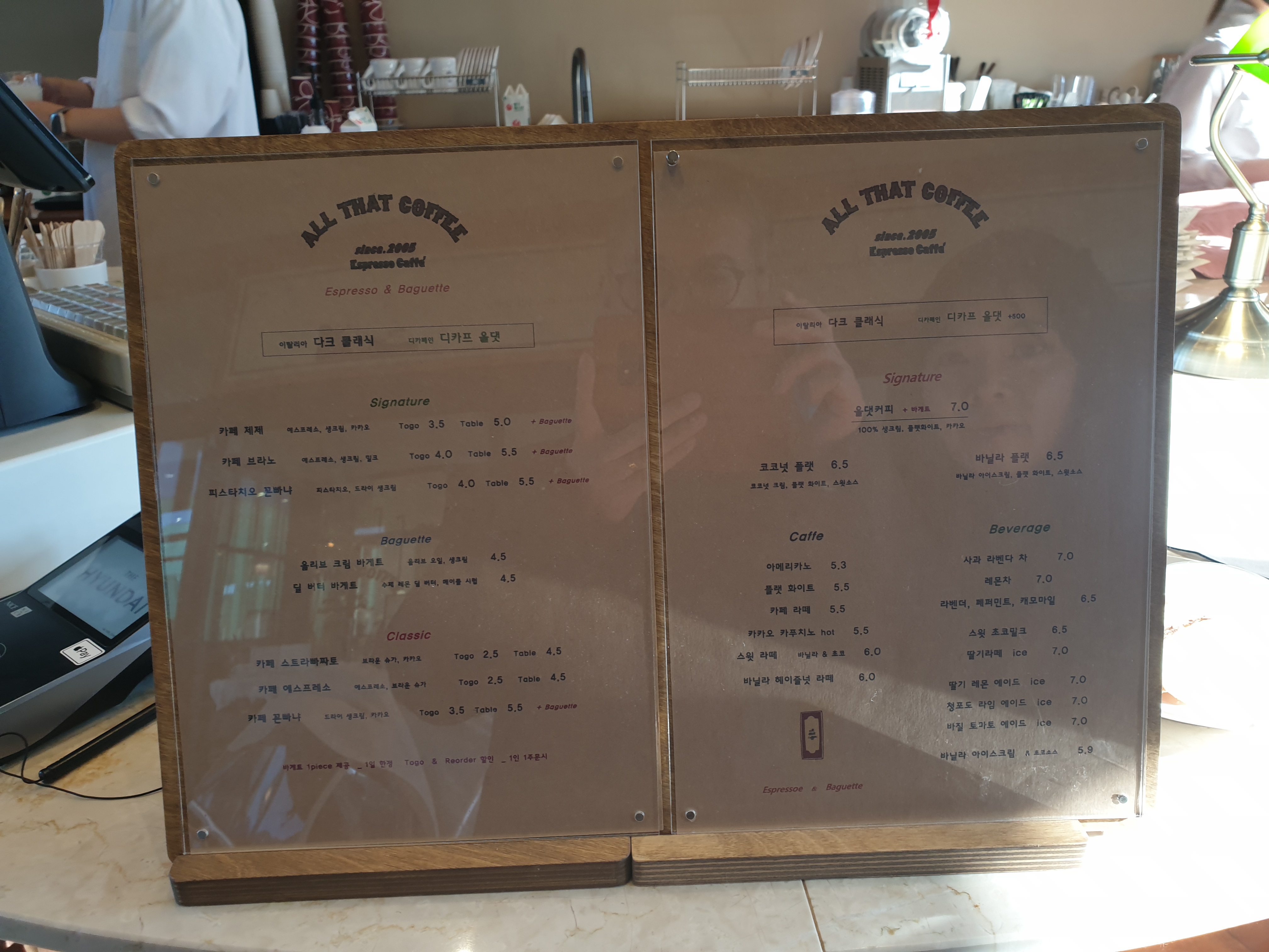 에스프레소 중심의 커피 메뉴판이다.