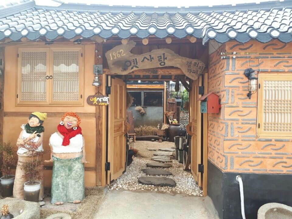 오늘N 2513회 커피 한잔할래요? 전북 남원 올드카와 5만여 점 골동품이 한옥 공간을 가득 채운 이색카페 옛사랑1962