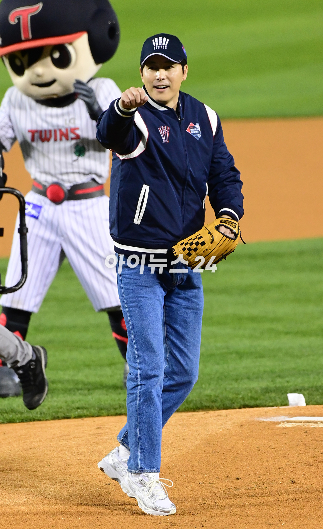 배우 정우성이 8일 오후 서울 잠실야구장에서 열린 '2023 프로야구 KBO리그' 포스트시즌 한국시리즈 2차전 LG 트윈스와 kt 위즈의 경기에서 시구자로 참석하고 있다. [사진=정소희 기자]