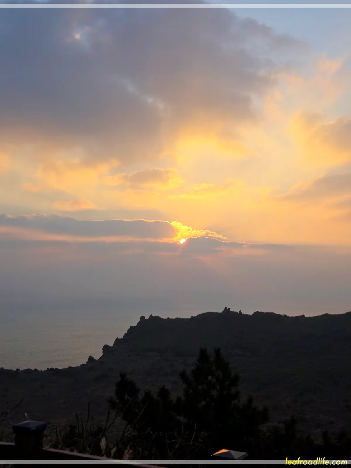 제주-성산일출봉-정상-일출-해뜨는-모습