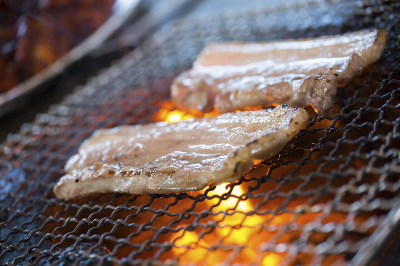 불판위에 있는 삼겹