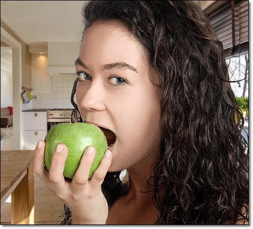 풋사과 먹는 여자