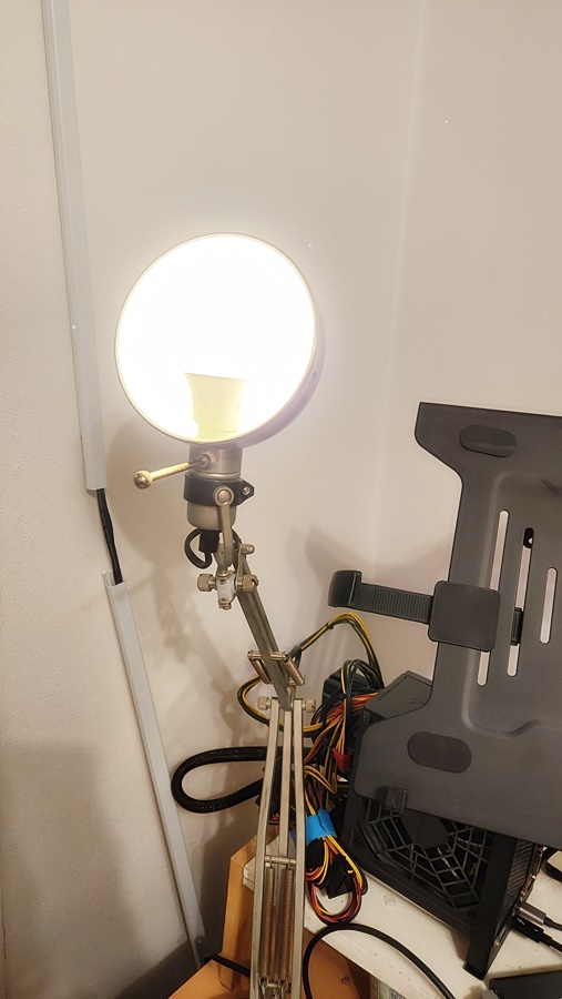 위에서 내리 쬐는 형광등만 있어 아래쪽에서 스탠드로 아래쪽에서 위로 향하게 조명을 만들어줌