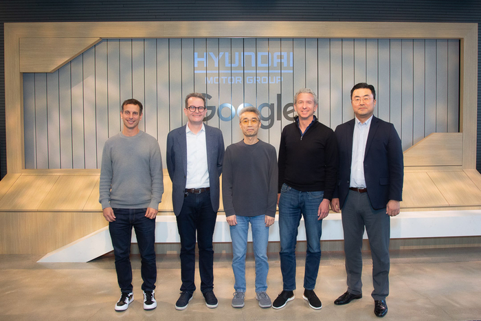 송창현 현대차그룹 첨단차플랫폼(AVP) 사장(왼쪽 세번째)과 요르겐 베렌스 구글 맵스 오토모티브 부사장, 김흥수 현대차 부사장