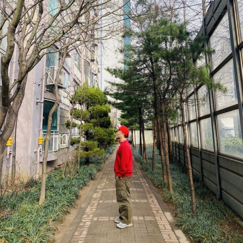 데일리룩(오뭘입) 나이키 스냅백 레드, wyse 와이즈 맨투맨 레드, 프리즘웍스 카고 바지 카키, 뉴발란스 993 그레이, 남자데일리룩, 남자데일리코디, 남자데일리패션, ootd