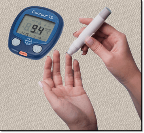 혈당 관리에 도움이 되는 쐐기풀, 혈당 측정하는 여성