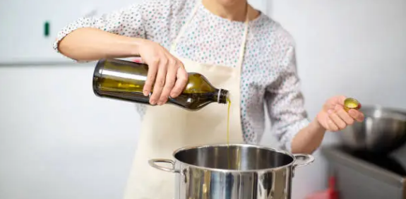 식용유 한 방울의 마법: 청소, 윤활, 녹 방지까지 생활 속 대활약