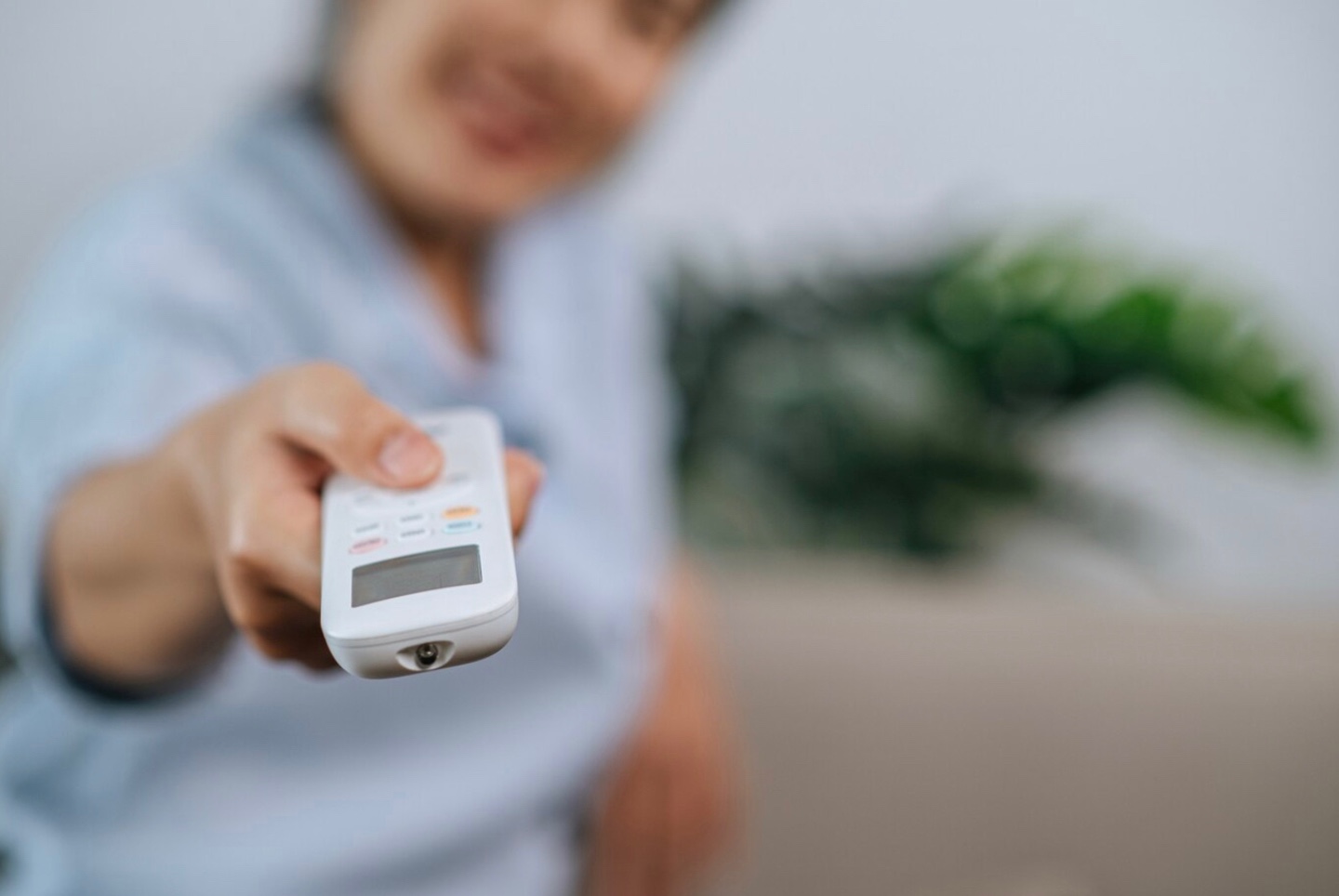 에어컨 리모컨을 작동 시키는 중