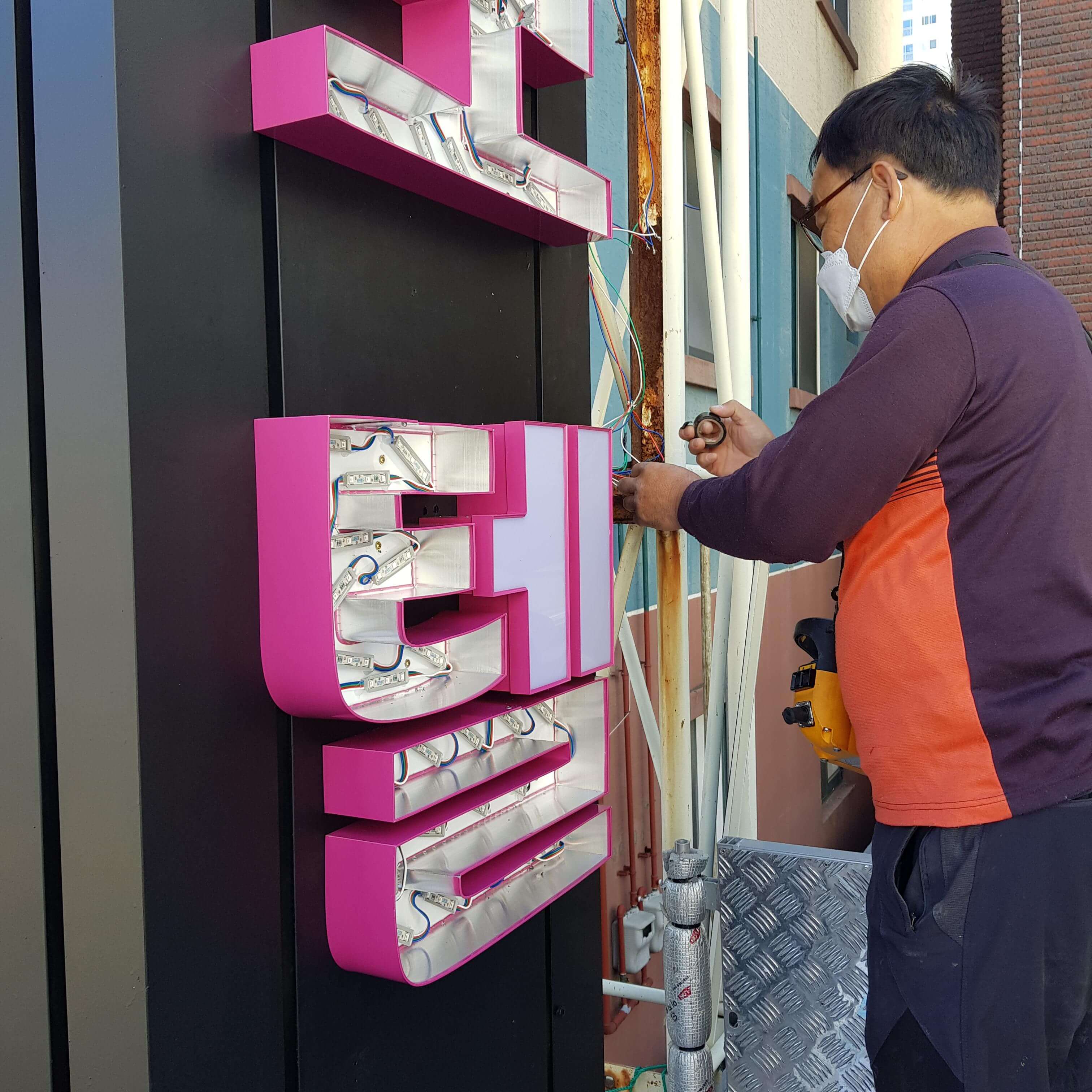 초이스모텔 상업지역 돌출간판을 입체형 채널간판으로