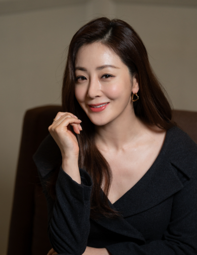 오나라 배우가 정면을 응시하는 사진