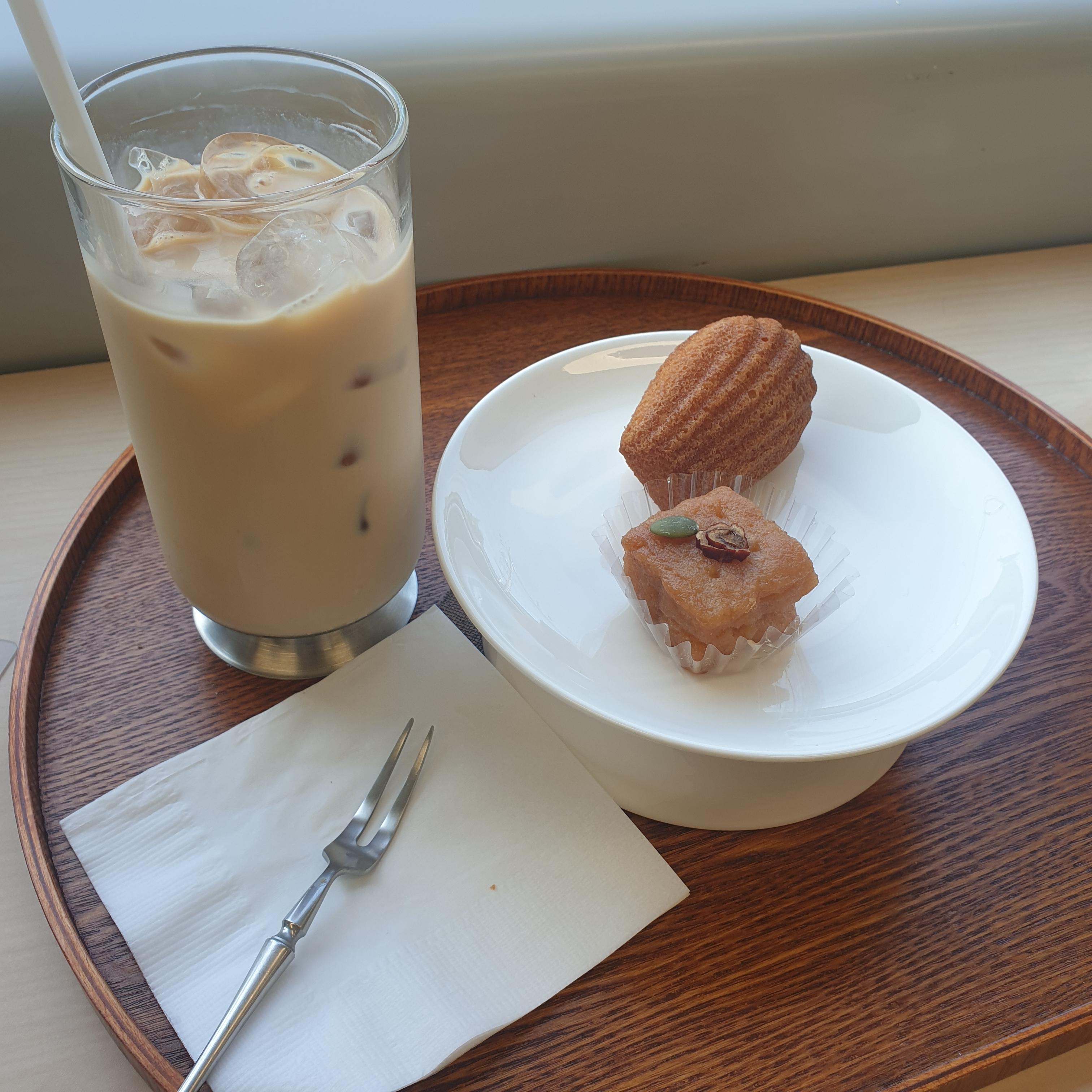 주문한 커피와 디저트