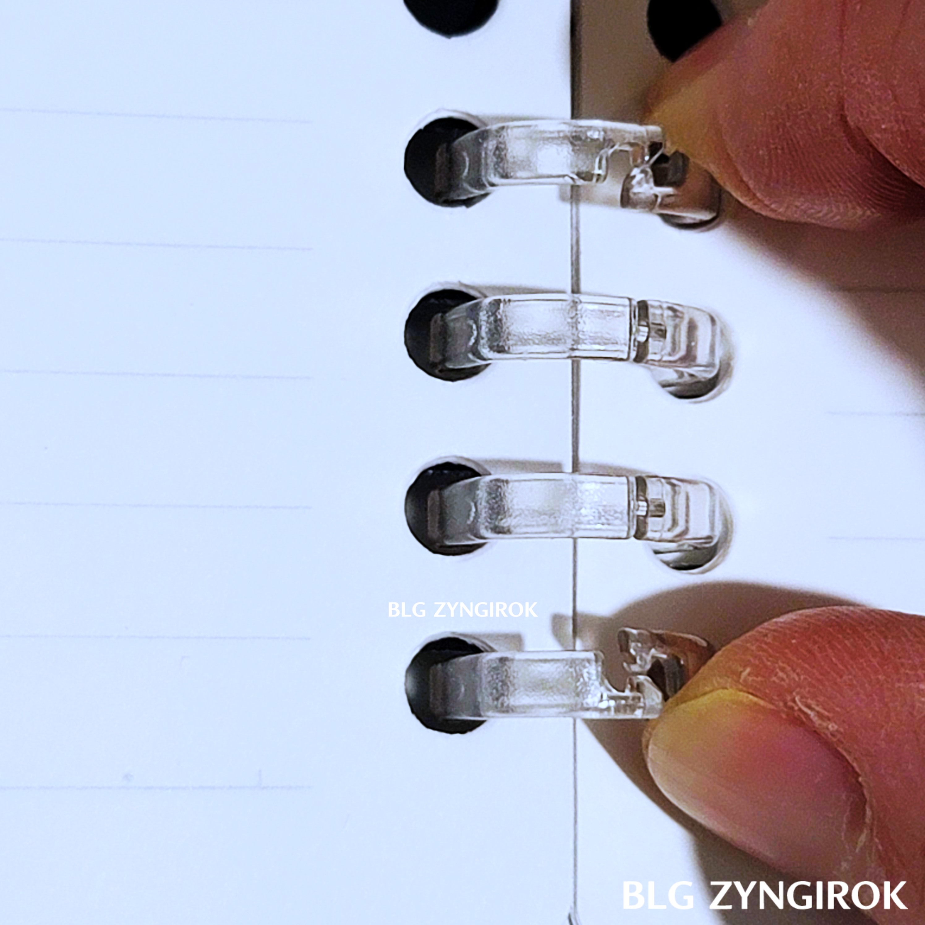 양손가락을-이용해-링을-안쪽으로-밀고있는-모습이다.