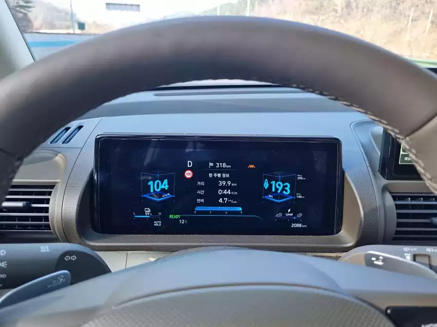 험준한 산지를 고속으로 타고 있으니 전비가 팍팍 떨어지긴 합니다.