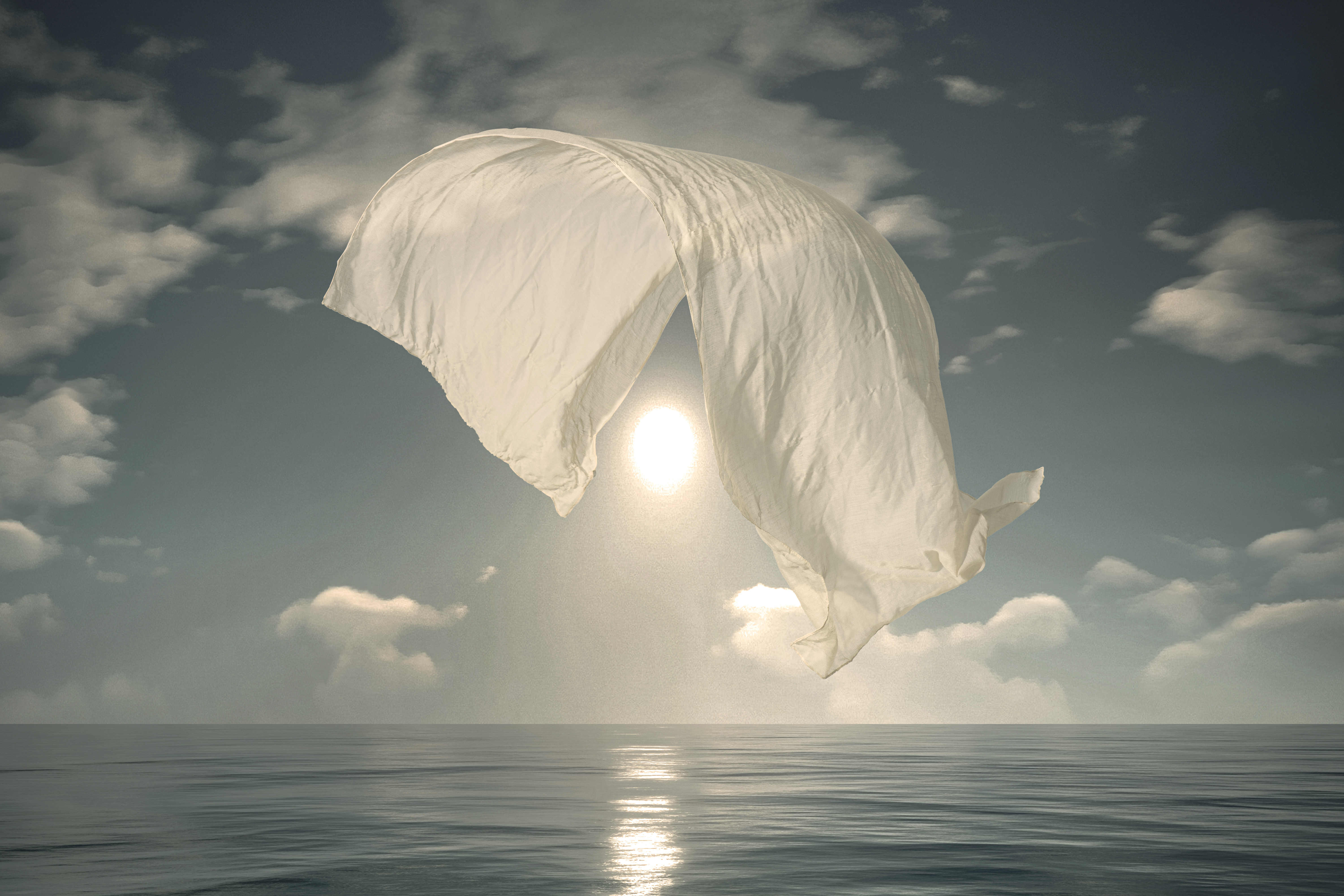 바다 위 날리는 흰 천