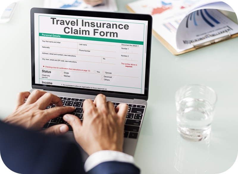 여행자-보험-보상-청구-페이지-노트북-접속중