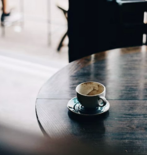 커피를 마시고 씻지 않은 컵