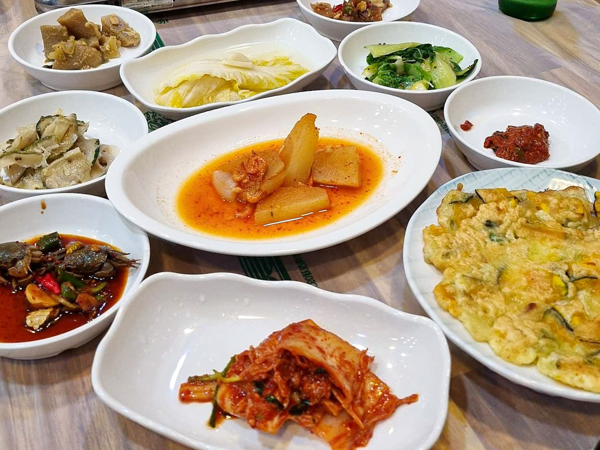다양한 반찬과 같이 영광 병어회와 같이 먹는 사진