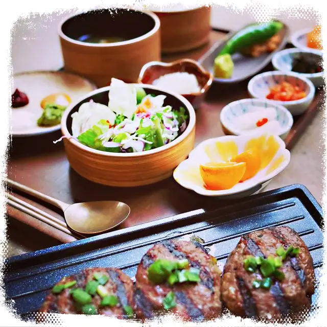 생방송오늘저녁 [홍대입구역에서 직접 구워주는 떡갈비, 한우 대창 덮밥, 부채살 스테이크 정식, 함박스테이크 홍대 데이트 코스 추천 술집 맛집]