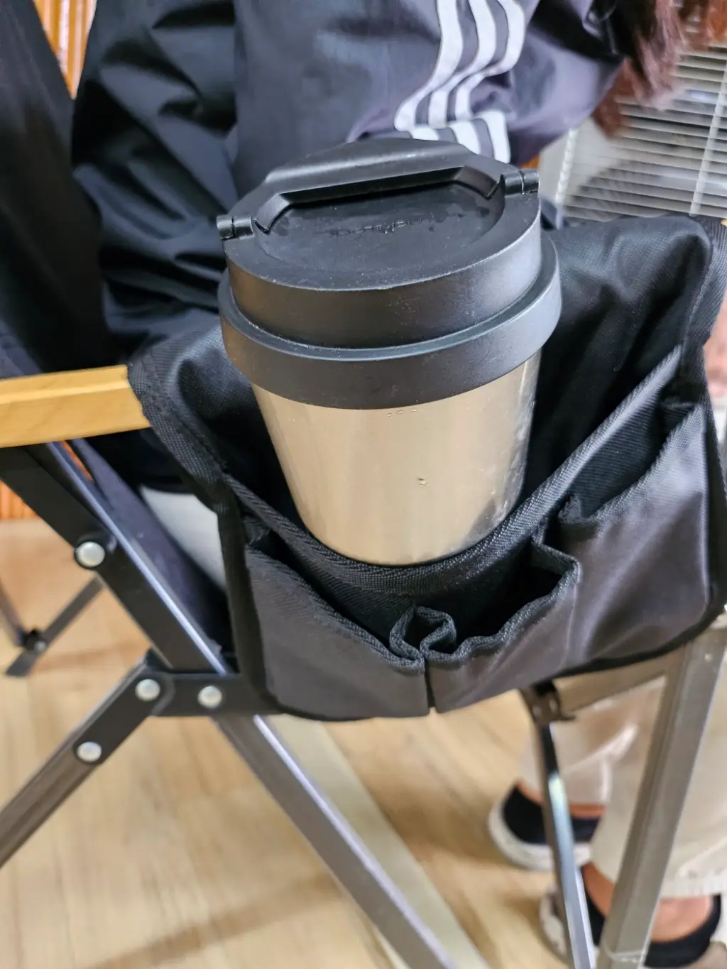 다이소-캠핑의자-팔걸이-포켓에-텀블러-담은-모습
