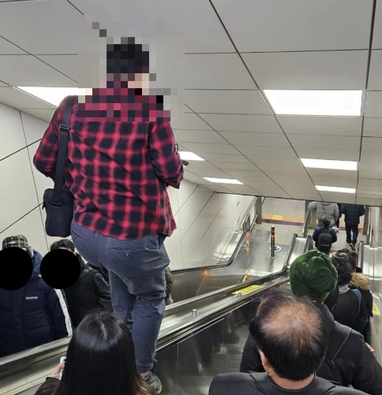 한 남성이 지하철 에스컬레이터 손잡이 위를 밟고 올라서 내려가는 모습이 포착됐다. [사진=X(구 트위터) 갈무리]