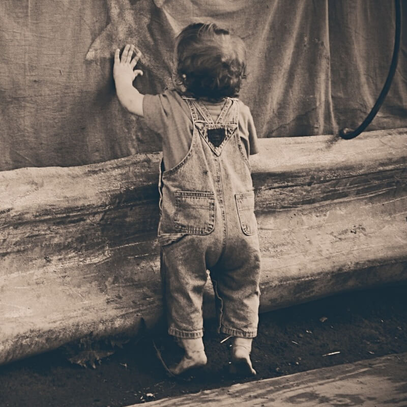 귀여운 바지를 입고 있는 아기 뒷모습 흑백 사진